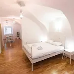 Dragon's Cave Апартаменти