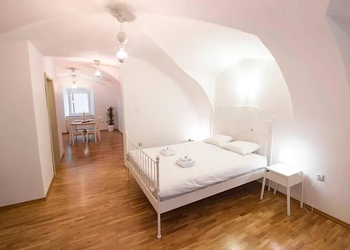 Dragon's Cave Apartman